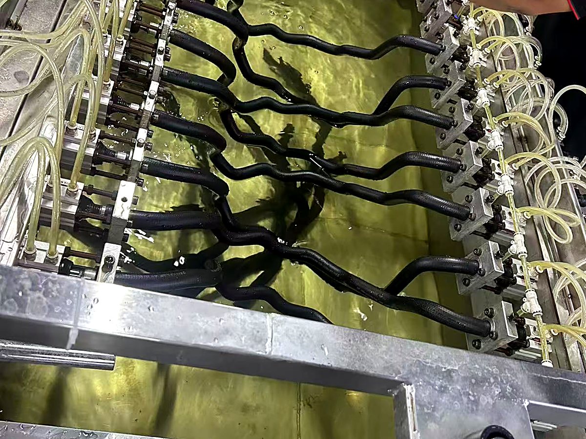 In-house hydraulic pressure testing of rubber hoses